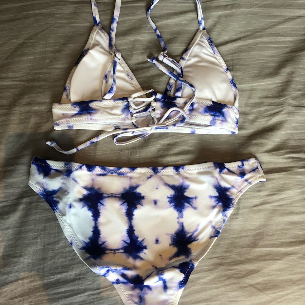 Cupshe blue and white tie dye bikini in size small